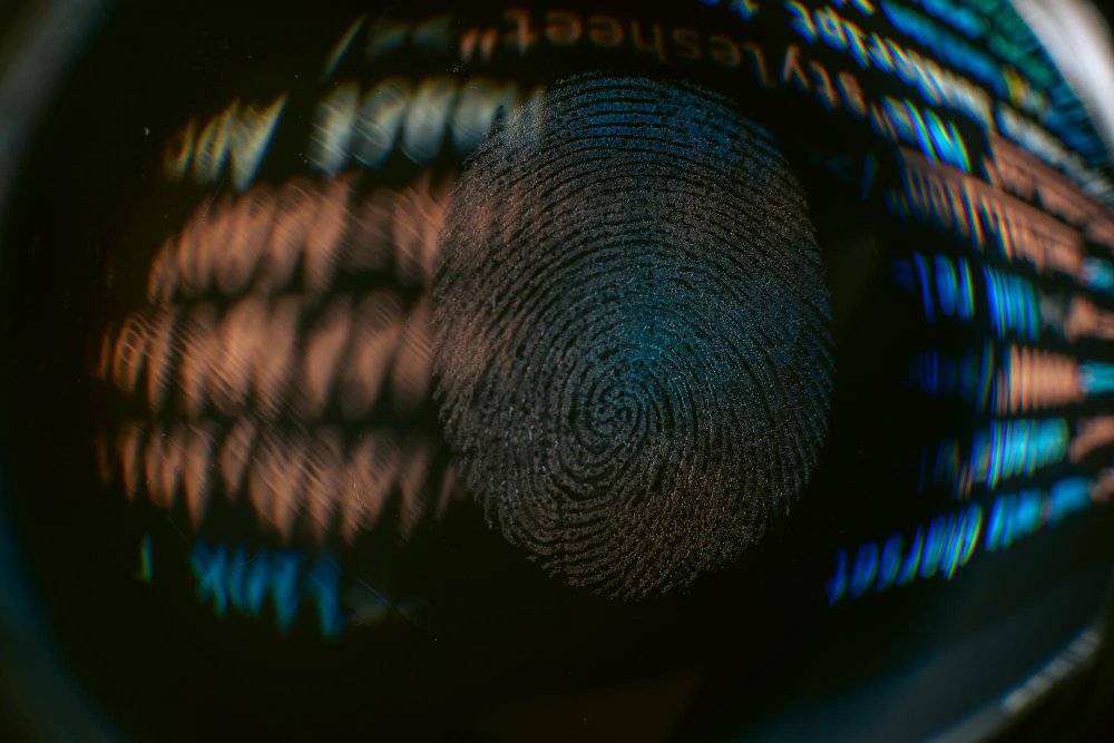 Abstraktní otisk prstu symbolizující identitu a zpravodajskou činnost CzechAlert